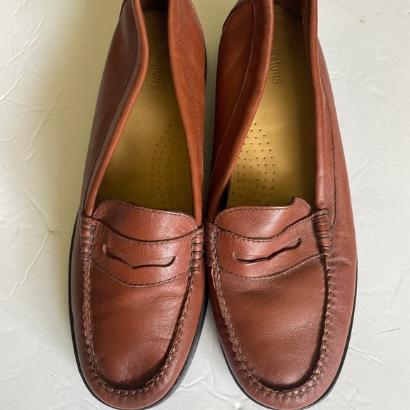 Bass Women's Brown Leather Loafers - Picture 1 of 11